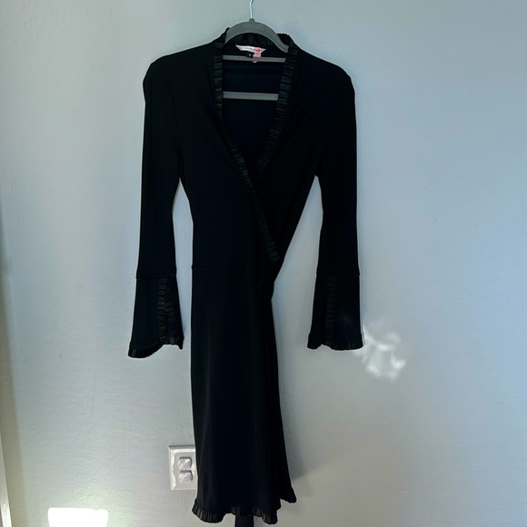 Diane Von Furstenburg DVF Rayon Wrap Dress Ruffle Satin Trim Size 8 - Picture 2 of 10